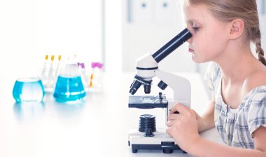 kız öğrenci fen bilgisi dersinde mikroskop aramak