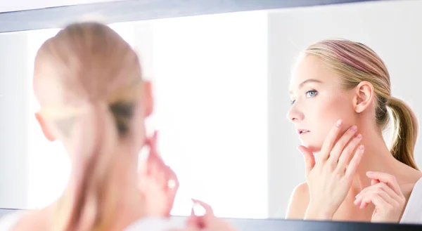 Rostro de joven hermosa mujer sana y la reflexión en el espejo —  Fotos de Stock