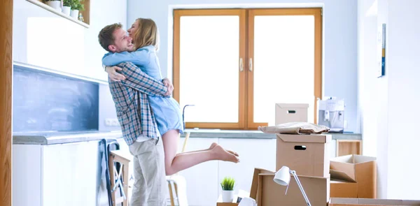 Retrato de um jovem casal a mudar-se para uma nova casa. Casal jovem — Fotografia de Stock