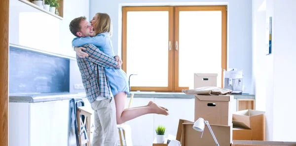 Porträt eines jungen Paares beim Einzug in ein neues Zuhause. junges Paar — Stockfoto