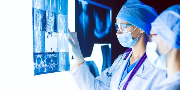 Duas mulheres médicas olhando para raios-x em um hospital. — Fotografia de Stock