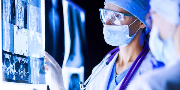 Duas mulheres médicas olhando para raios-x em um hospital. — Fotografia de Stock