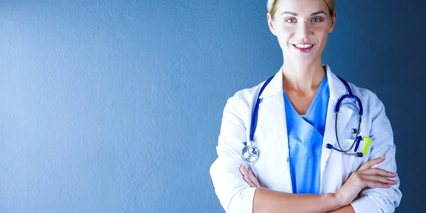 Portrait de jeune femme médecin avec manteau blanc debout à l'hôpital. — Photo