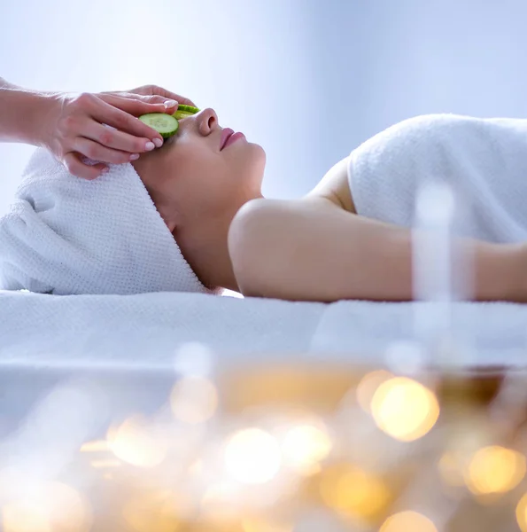 Junge Frau auf Massagetisch liegend, entspannt mit geschlossenen Augen. Frau. Wellness Salon — Stockfoto