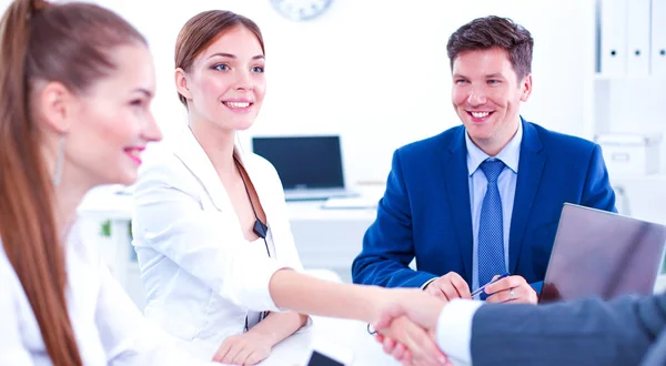 Gente de negocios dándose la mano, terminando una reunión — Foto de Stock