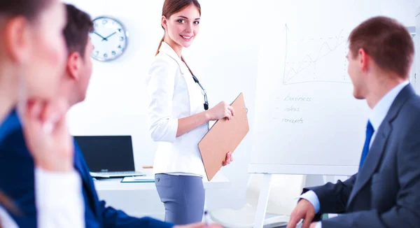 Gente de negocios sentada y discutiendo en la reunión de negocios, en la oficina — Foto de Stock