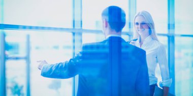 Başarılı iş takım ayakta Office gülümseyerek. iş