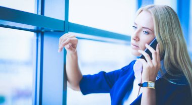 Yound kadın ayakta ofisindeki kahve iç. Yound kadın