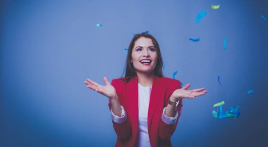 Konfeti kutlama parti güzel mutlu kadın. Doğum günü veya yeni yıl arifesi kavramı kutlama.