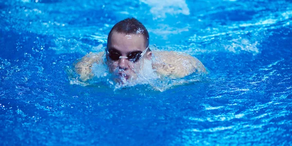 Yüzme havuzunda erkek yüzücü. Su altı fotoğrafı. Erkek yüzücü. — Stok fotoğraf
