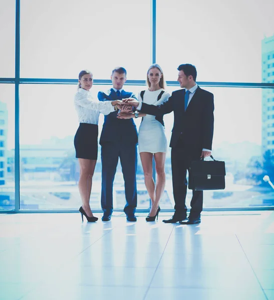 Empresários com as mãos juntas num círculo. Empresários . — Fotografia de Stock