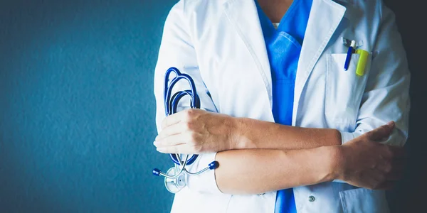 Portrét mladé ženy lékař s bílým pláštěm stojící v nemocnici. — Stock fotografie