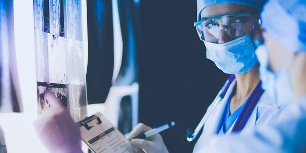 Zwei Ärztinnen betrachten Röntgenbilder in einem Krankenhaus. — Stockfoto