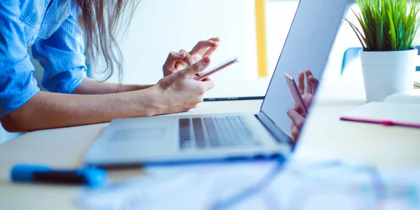 Mulher de negócios jovem bonita sentada na mesa do escritório e falando no telefone celular. Mulher de negócios — Fotografia de Stock