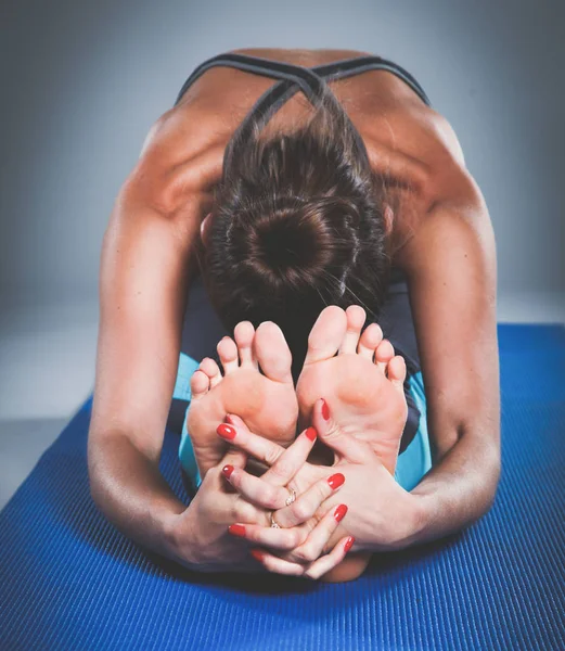 Potret gadis olahraga melakukan latihan yoga peregangan. yoga — Stok Foto