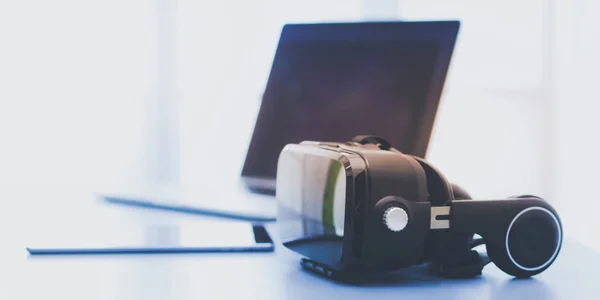 Virtual reality goggles on desk with laptop. business. 3d technology — Stock Photo, Image