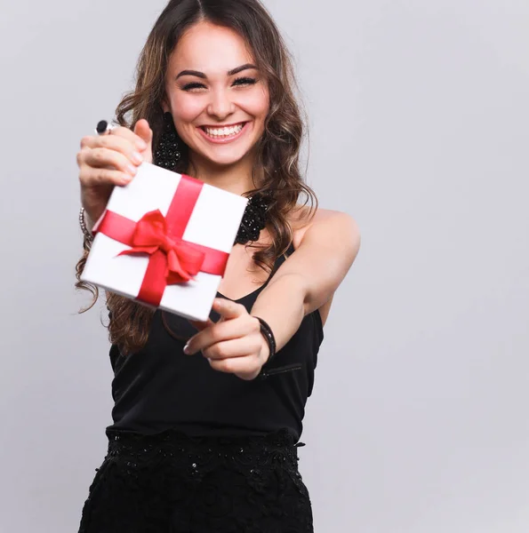 Mujer joven sonrisa feliz celebrar caja de regalo en las manos, aislado sobre fondo gris —  Fotos de Stock