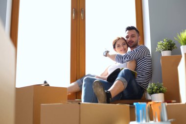 Evde pencere kenarında oturan hareketli çift. Çift