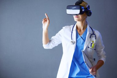 Sanal gerçeklik gözlüğü takan kadın doktor beyaz arka planda izole edilmiş..