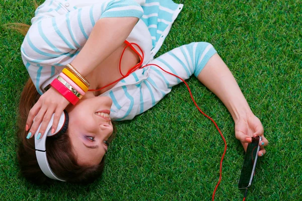 Young woman sitting on green grass . Portreit young woman — Stock Photo, Image