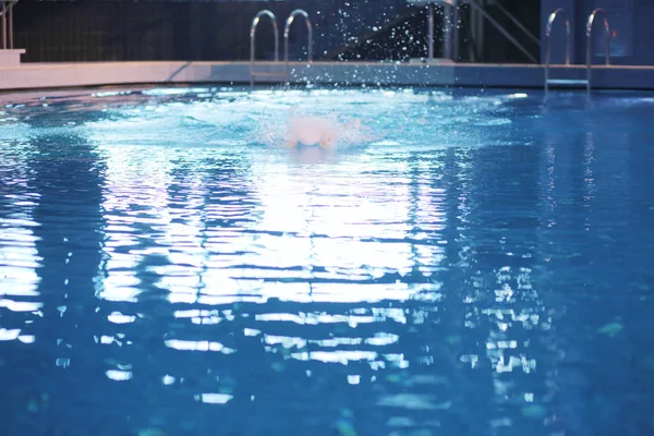 Nuotatore maschile in piscina. Foto subacquea. Nuotatore maschio. — Foto Stock