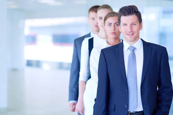 Lächelnde Geschäftsleute, die eine gute Präsentation im Büro beklatschen. Lächelnde Geschäftsleute — Stockfoto