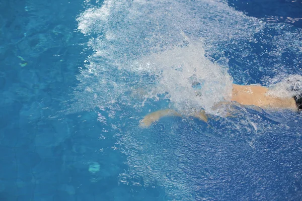 Homem nadador na piscina. Foto subaquática. Nadador masculino . — Fotografia de Stock