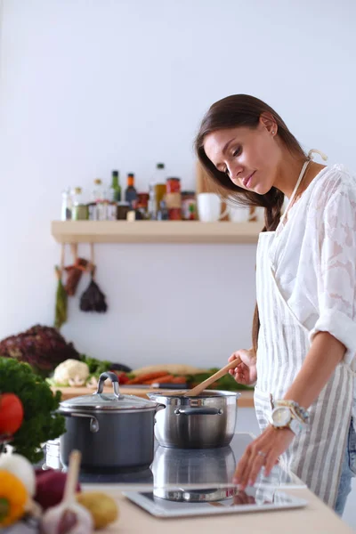 Mujer cocinera en cocina con cuchara de madera. Mujer cocinera —  Fotos de Stock