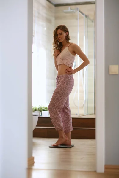 Mujer joven de pie en el baño . —  Fotos de Stock