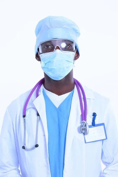 Portret van een dokter met een masker en uniform. geïsoleerd op witte achtergrond. Dokter.. — Stockfoto