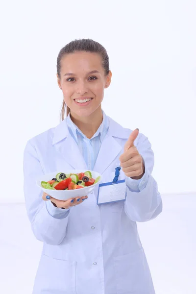 Portrait of a beautiful woman doctor holding a plate with fresh vegetables. Woman doctors. — Stock Photo, Image