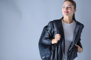 gri şık siyah ceketli güzel genç esmer kadın portresi.