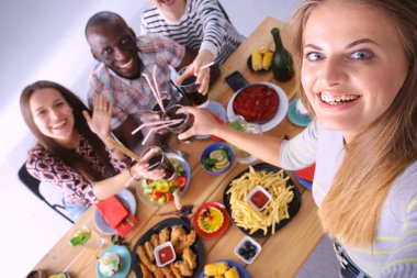Öğle yemeği sırasında selfie çeken bir grup insan. Kendim. Arkadaşız. Arkadaşlar yemek yerken fotoğraflanır.