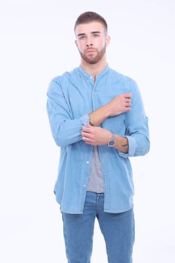 Mutlu bir casual adam ayakta karanlık bir arka plan üzerinde izole portresi