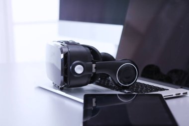 Bilgisayarlı sanal gerçeklik gözlükleri. İş. 3D teknoloji