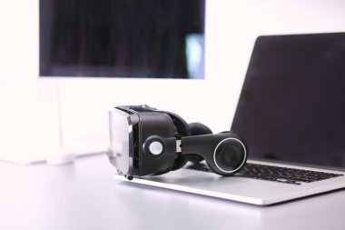 Bilgisayarlı sanal gerçeklik gözlükleri. İş. 3D teknoloji