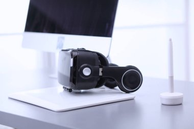 Bilgisayarlı sanal gerçeklik gözlükleri. İş. 3D teknoloji