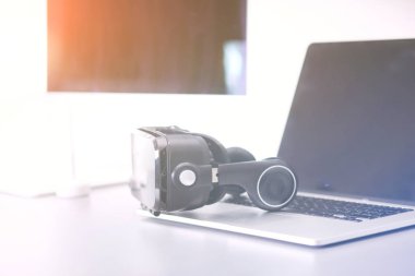 Bilgisayarlı sanal gerçeklik gözlükleri. İş. 3D teknoloji