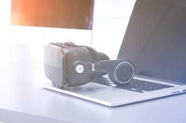 Bilgisayarlı sanal gerçeklik gözlükleri. İş. 3D teknoloji