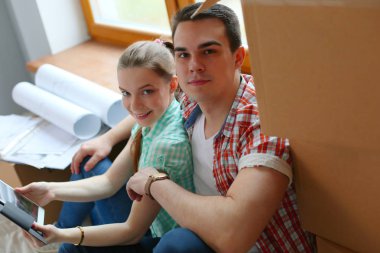 Evde oturan ipad ile katta hareketli çift. Çift