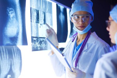 Hastanede röntgen çektiren iki kadın doktor..