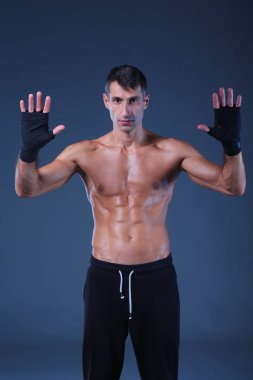 yarı çıplak boksör kaydırma el portresi. Kişisel fitness eğitmeni. Kişisel eğitim.