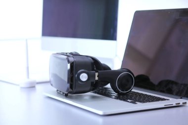 Bilgisayarlı sanal gerçeklik gözlükleri. İş. 3D teknoloji