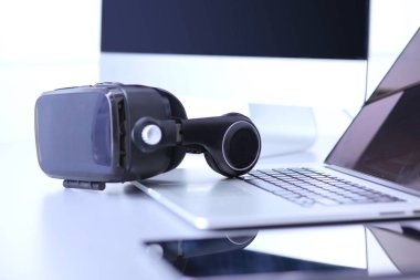 Bilgisayarlı sanal gerçeklik gözlükleri. İş. 3D teknoloji