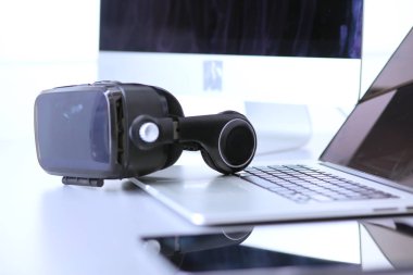 Bilgisayarlı sanal gerçeklik gözlükleri. İş. 3D teknoloji