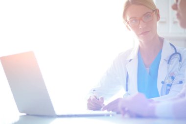 Doktor ve hasta çift masada oturmuş bir şey tartışıyorlar..