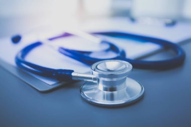 Tıbbi ekipman: Beyaz arka planda mavi steteskop ve tablet. Tıbbi ekipman