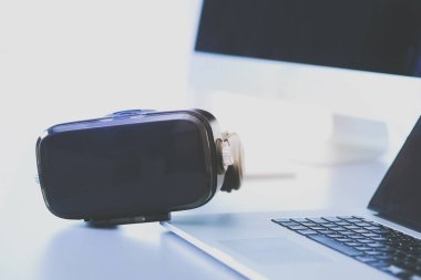 Bilgisayarlı sanal gerçeklik gözlükleri. İş. 3D teknoloji