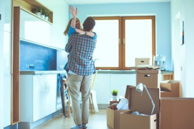 Genç çift yeni ev taşıma portresi. Genç Çift