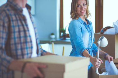 Karton açma çift yeni evlerinde kutuları. Genç Çift.